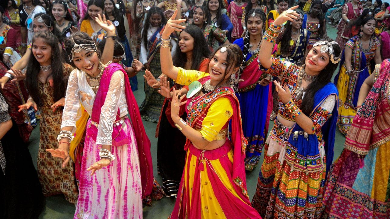 નવમો દિવસ, 19 ઓક્ટોબર મોરપીંછ: મહા નવમી પર મોરપીંછ રંગ પહેરવો શુભ માનવામાં આવે છે. આ રંગ કરુણાનું પ્રતીક છે.