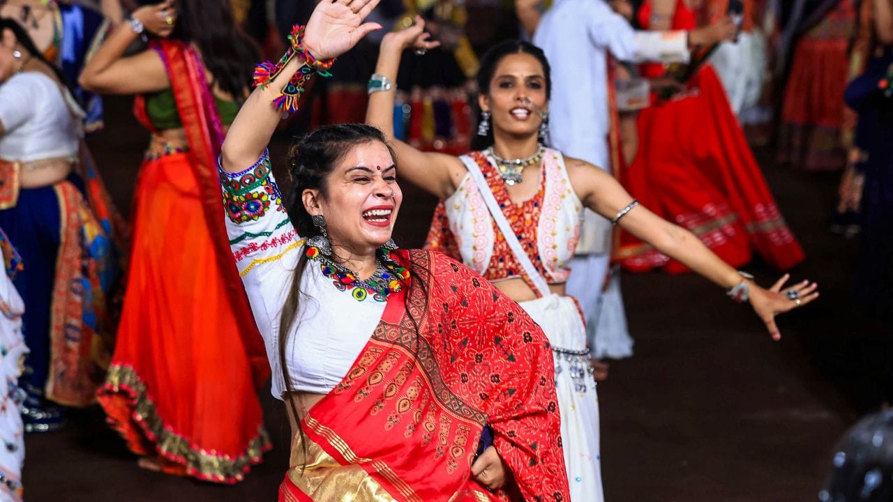 ત્રીજા દિવસે 13 ઓક્ટોમ્બર લાલ રંગના કપડાં પહેરવા શુભમાનવામાં આવે છે. આ રંગ સાહસ, શક્તિ અને ઉત્સાહને દર્શાવે છે.
