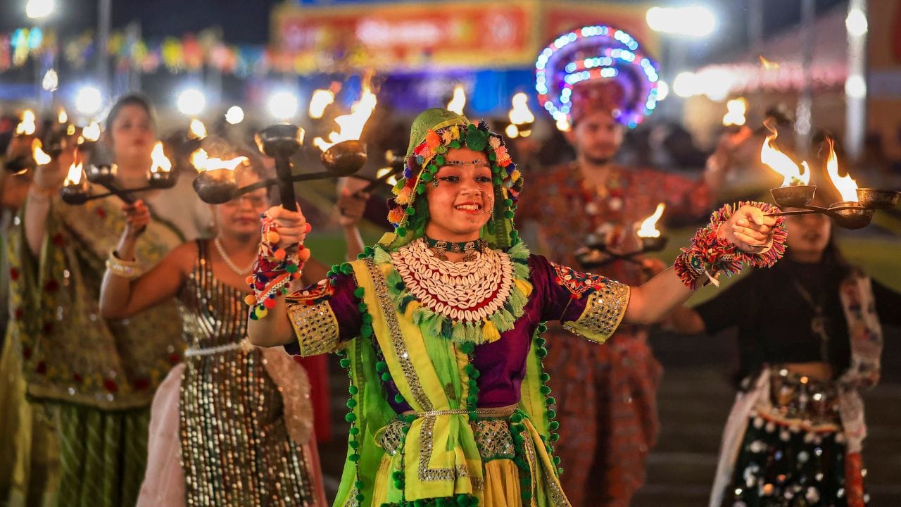છઠ્ઠો દિવસ,16 ઓક્ટોબર લીલો: છઠ્ઠા દિવસે લીલો રંગ પહેરો. આ રંગ પ્રકૃતિ, હરિયાળી અને નવી શરૂઆતનું પ્રતીક છે.