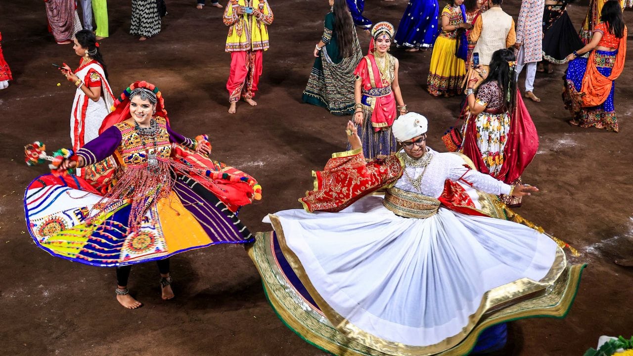 સાતમો દિવસ, 17 ઓક્ટોબર ગ્રે: સાતમા દિવસે રાખોડી રંગ પહેરો. આ રંગ સંતુલનનું પ્રતીક છે.