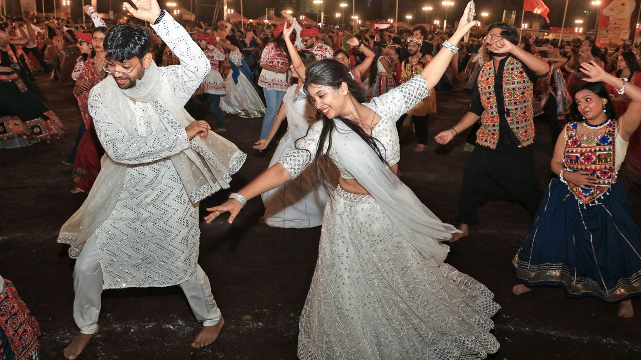 બીજા દિવસે 12 ઓક્ટોમ્બર સફેદ રંગના કપડાં પહેરી શકો છો. જે શાંતિ ,પવિત્રતા અને સાદગીનું પ્રતિક છે.