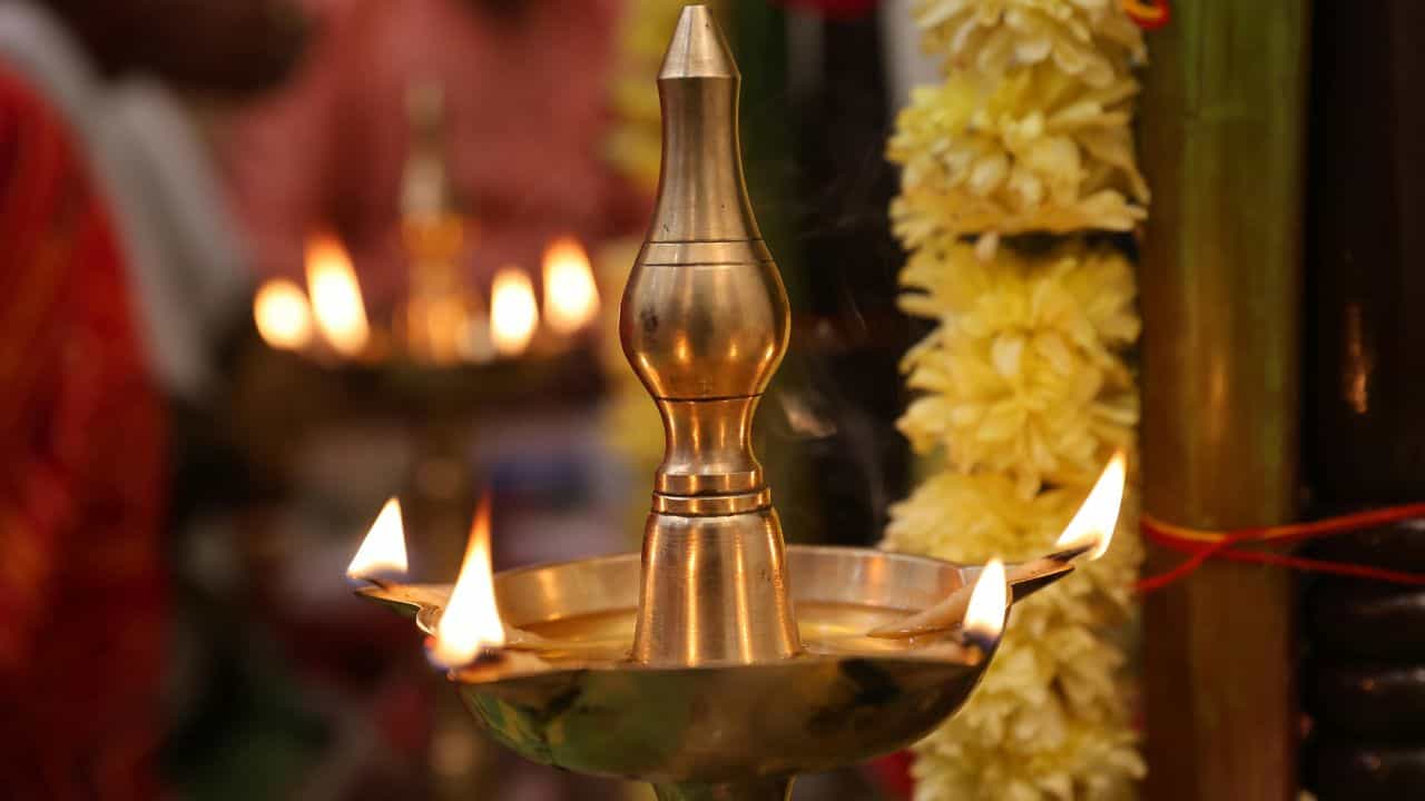 Navratri 2026 : નવરાત્રી દરમિયાન અખંડ જ્યોત પ્રગટાવવાના નિયમો, આ વાતનું ખાસ ધ્યાન રાખો