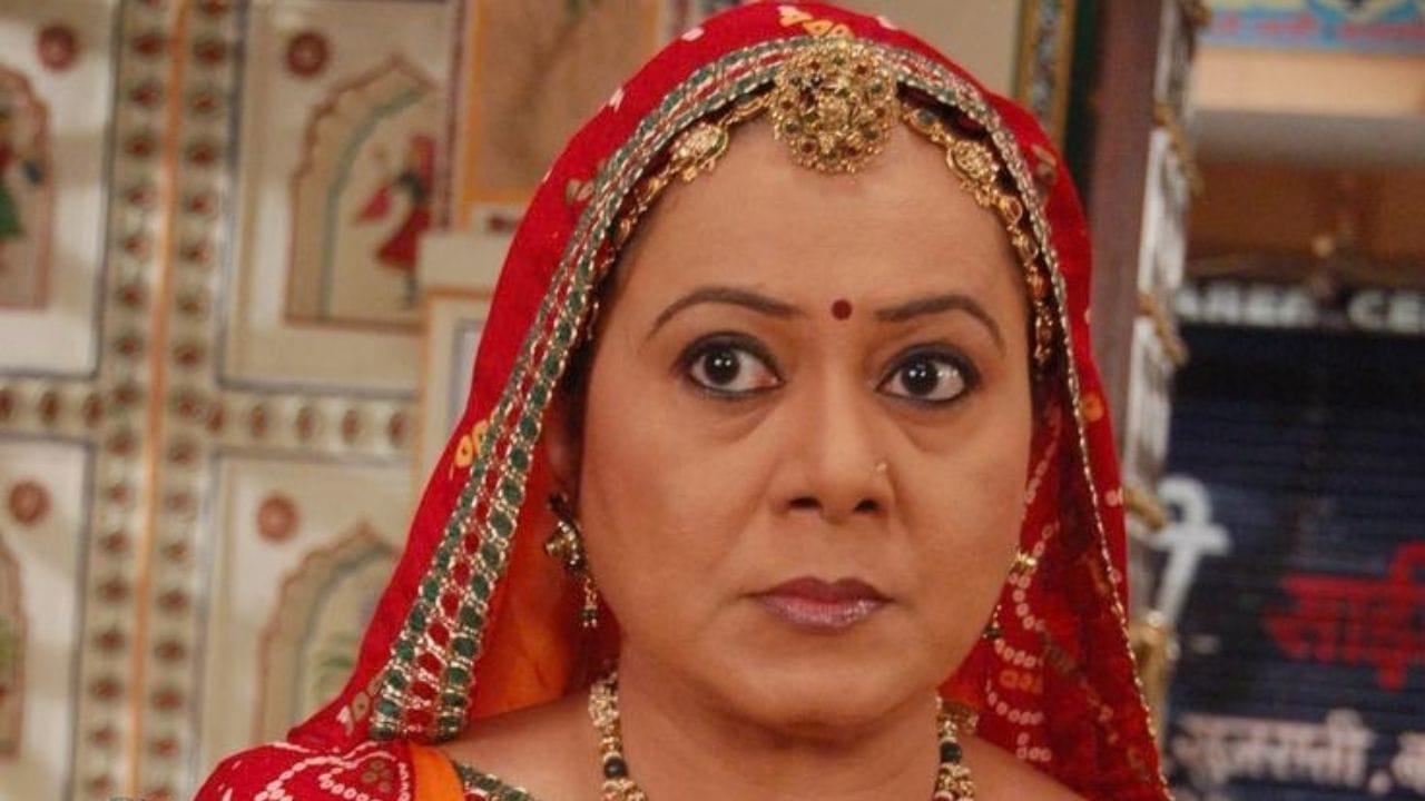 ‘વાઘેલા’ નામની ઉત્પત્તિ અંગે ઐતિહાસિક સ્ત્રોતોમાં રસપ્રદ માહિતી મળે છે. કેટલાક ઐતિહાસિક વર્ણનો અનુસાર આ નામ ‘વ્યાઘ્રપલ્લી’ નામના સ્થળ સાથે જોડાયેલું છે. ‘વ્યાઘ્રપલ્લી’નો અર્થ વાઘનું નિવાસસ્થાન અથવા વાઘની બોડ એવો થાય છે. સમય જતાં ‘વ્યાઘ્રપલ્લી’માંથી ‘વાઘેલ’ અને ત્યારબાદ ‘વાઘેલા’ નામ પ્રચલિત થયું હોવાનું માનવામાં આવે છે. ઐતિહાસિક દસ્તાવેજોમાં વાઘેલા શાસકોને ઘણી વખત ચાલુક્ય અથવા સોલંકી પરંપરા સાથે જોડવામાં આવ્યા છે. (Photo : Neelu Vaghela a well-known Hindi and Rajasthani film and TV actress)