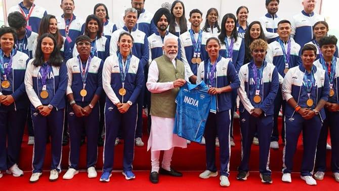 PM મોદી એશિયન ગેમ્સના સ્ટાર્સને મળ્યા, ખેલાડીઓએ PMને ખાસ ખાસ ભેટો આપી