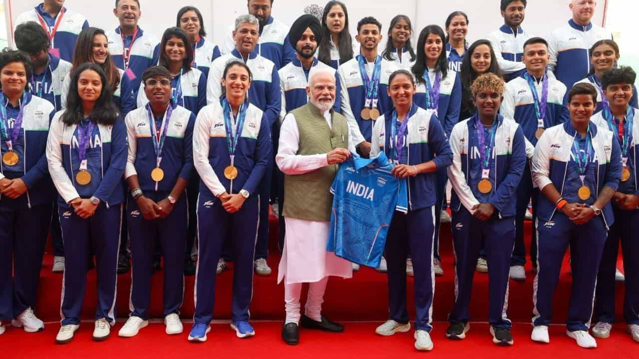 Breaking News: PM નરેન્દ્ર મોદી એશિયન ગેમ્સ 2026ના સ્ટાર્સને મળ્યા, ખેલાડીઓએ વડાપ્રધાનને ખાસ ભેટો આપી
