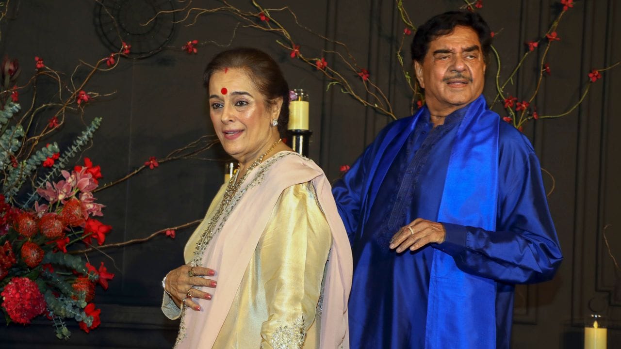 'જિગરી દોસ્ત', 'દિલ દીવાના' અને અન્ય સહિતની પોતાની તમામ ફિલ્મોમાં અભિનેત્રી તરીકે તેમને 'કોમલ' નામથી શ્રેય આપવામાં આવ્યો હતો.