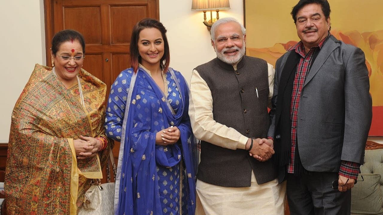 ત્રીસ વર્ષના લાંબા અંતરાલ બાદ, તેમણે આશુતોષ ગોવારીકર દ્વારા નિર્દેશિત ફિલ્મ 'જોધા અકબર' (2008)માં મલ્લિકા હમીદા બાનુ બેગમની ભૂમિકા ભજવી હતી. આ ફિલ્મમાં ઋતિક રોશને સમ્રાટ અકબરનું પાત્ર ભજવ્યું હતું.