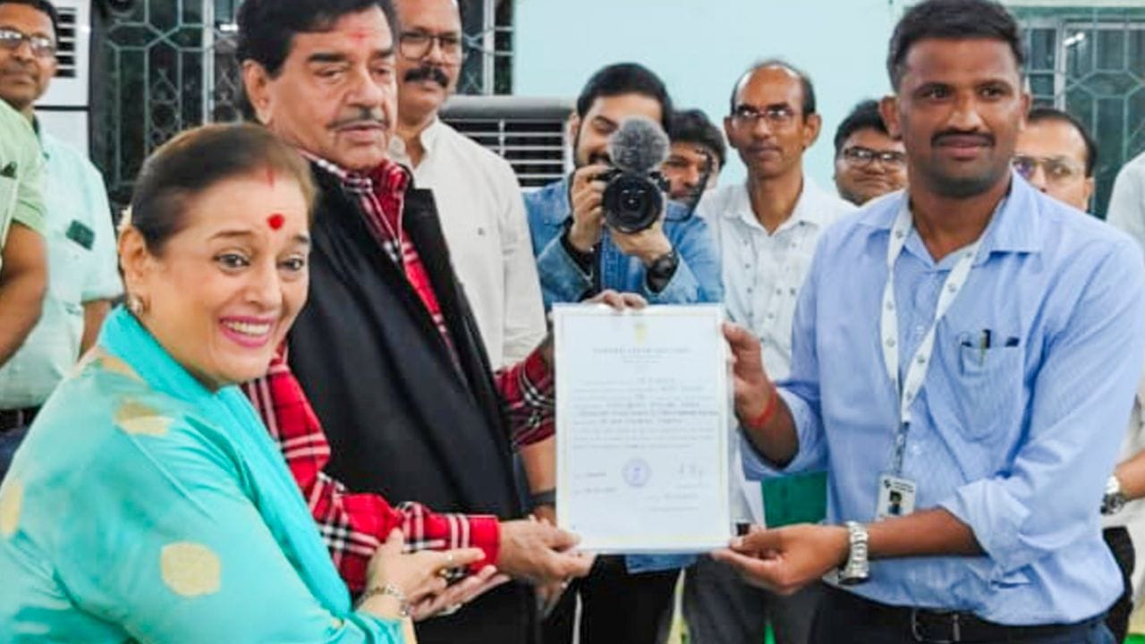 16 એપ્રિલ 2019ના રોજ તેઓ સમાજવાદી પાર્ટીમાં જોડાયાં, જ્યારે તેમના પતિ શત્રુઘ્ન સિંહા ભાજપમાંથી રાજીનામું આપીને ભારતીય રાષ્ટ્રીય કોંગ્રેસમાં જોડાયા.