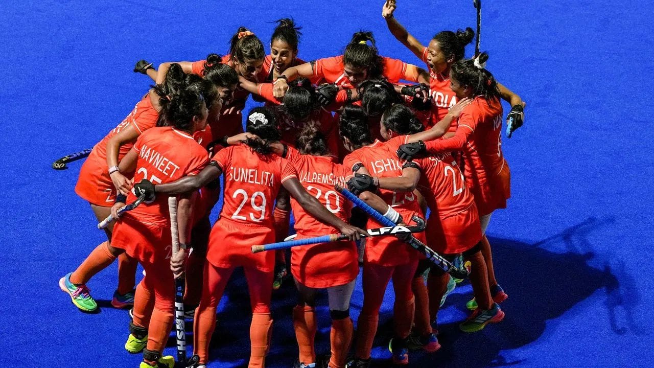 એશિયન ગેમ્સના ઇતિહાસમાં, ભારતીય મહિલા હોકી ટીમે અગાઉ 1982 માં નવી દિલ્હીમાં યોજાયેલી એશિયન ગેમ્સમાં ફક્ત ગોલ્ડ મેડલ જીત્યો હતો. તે પછી, ટીમ ઘણી વખત ફાઇનલમાં પહોંચી હતી, પરંતુ તેને સિલ્વરથી સંતોષ માનવો પડ્યો હતો.