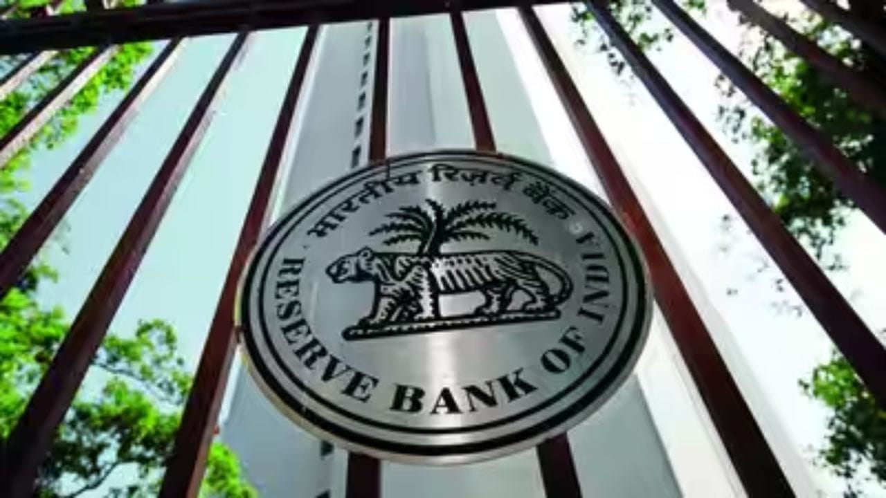 ભારતીય રિઝર્વ બેંક (RBI)એ રેપો રેટમાં 0.25 ટકાનો વધારો કરીને તેને 5.50 ટકા કર્યો છે. રિઝર્વ બેંકના આ નિર્ણય બાદ ફિક્સ્ડ ડિપોઝિટ (FD)માં રોકાણ કરનારા લોકોમાં ફરી એકવાર સારા વ્યાજ દરની આશા જાગી છે. ખાસ કરીને છેલ્લા કેટલાક વર્ષોથી FD પર પ્રમાણમાં ઓછું વળતર મેળવી રહેલા રોકાણકારો માટે રેપો રેટમાં વધારો મહત્વનો બની શકે છે.