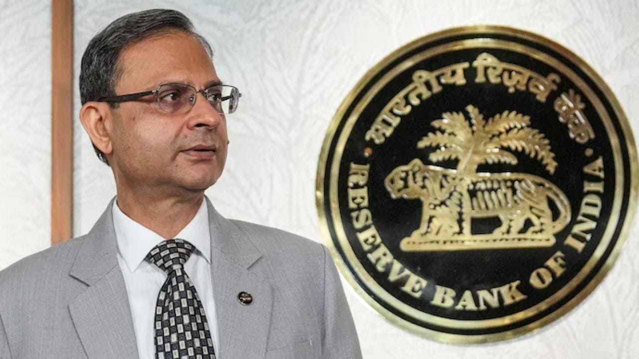 RBIની મોનેટરી પોલિસી કમિટી (MPC)ની ત્રણ દિવસીય બેઠક બાદ બુધવાર, 7 ઓક્ટોબરે રેપો રેટ વધારવાની જાહેરાત કરવામાં આવી હતી. રેપો રેટ 5.25 ટકાથી વધીને 5.50 ટકા થયો છે. ફેબ્રુઆરી 2023 બાદ પહેલી વખત RBIએ રેપો રેટમાં વધારો કર્યો છે. અગાઉના સમયગાળામાં રેપો રેટમાં ઘટાડો અથવા તેને યથાવત રાખવાની સ્થિતિ જોવા મળી હતી. રેપો રેટમાં વધારા પાછળ ફુગાવાના જોખમને પણ એક મહત્વપૂર્ણ કારણ માનવામાં આવી રહ્યું છે. વૈશ્વિક ભૌગોલિક-રાજકીય તણાવ, ક્રૂડ ઓઈલના ભાવ અને વૈશ્વિક સ્તરે વ્યાજદરની સ્થિતિને કારણે મોંઘવારી અંગે ચિંતા વધી છે. આવી સ્થિતિમાં RBI દ્વારા નાણાકીય નીતિમાં ફેરફાર કરવામાં આવ્યો છે.