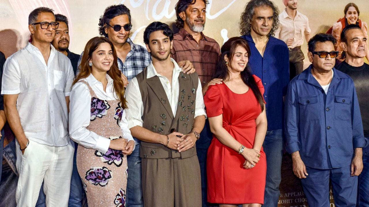 1985માં, 'ફિલ્મ એન્ડ ટેલિવિઝન ઇન્સ્ટિટ્યૂટ ઓફ ઈન્ડિયા' (FTII)માં અભ્યાસ કરવા માટે તેઓ પુણે ગયા હતા.રજત કપૂરના પરિવાર વિશે જાણીએ.