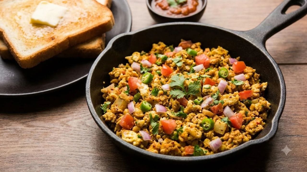 જો તમે ઈંડું ખાઓ છો, તો સવારના નાસ્તામાં શાકભાજીવાળી ઇંડા ભુર્જી પણ બનાવીને જોઈ શકો છો. તેને બનાવવામાં વધારે સમય નથી લાગતો અને તેના માટે તમારે ઘણી બધી ચીજોની જરૂર પણ નથી પડતી. સૌથી પહેલાં એક પેનમાં થોડું તેલ ગરમ કરો. હવે તેમાં ઝીણી સમારેલી ડુંગળી, ટામેટાં અને કેપ્સિકમ નાખીને થોડી મિનિટો પકાવો. આ પછી તેમાં ઇંડા ફોડીને નાખો અને સારી રીતે હલાવતા પકાવો. ઉપરથી થોડું મીઠું, કાળા મરી અને લીલા ધાણા નાખી દો. તમારી ઇંડા ભુર્જી તૈયાર છે. તેને આખા ઘઉંની રોટલી અથવા તમારી ડાયેટ મુજબ બ્રેડ સાથે ખાઈ શકો છો. ઇંડામાં પ્રોટીન હોય છે, જ્યારે શાકભાજીઓથી ફાઇબર અને બીજા જરૂરી ન્યૂટ્રિઅન્ટ્સ મળે છે. જો તમે ઇંડું નથી ખાતા, તો આ જ રીતે પનીર ભુર્જી બનાવીને પણ ખાઈ શકો છો.