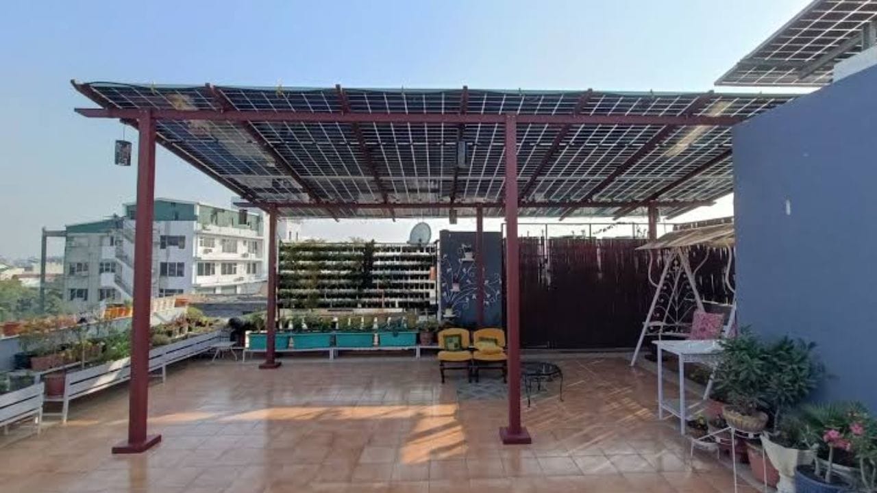ઉત્તર દિશા તરફની છત: ભારતમાં, સોલર પેનલ લગાવવા માટે દક્ષિણ દિશા તરફની છતને આદર્શ માનવામાં આવે છે. જો પેનલ લગાવવા માટે માત્ર ઉત્તર દિશા તરફની છત જ ઉપલબ્ધ હોય, તો પેનલ પર સૂર્યપ્રકાશ ઓછો પડશે, જેના પરિણામે ઊર્જાનું ઉત્પાદન નોંધપાત્ર રીતે ઓછું થશે. શું તમારી છત પર પૂરતો સૂર્યપ્રકાશ આવે છે?