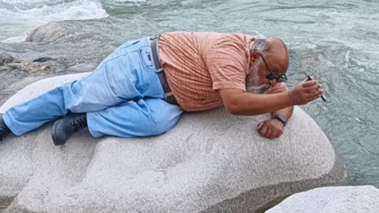 શત્રુઘ્ન શુક્લાના ઘરે જન્મેલા સૌરભ શુક્લાનો પરિવાર તેઓ બે વર્ષના હતા ત્યારે ગોરખપુર છોડીને દિલ્હી આવ્યો હતો. તેમણે દિલ્હીની Ludlow Castle No 3 (આઈ.પી. કોલેજની પાછળ) શાળામાંથી તેમનું શાળાકીય શિક્ષણ પૂર્ણ કર્યું અને દિલ્હીની એસ.જી.ટી.બી. ખાલસા કોલેજમાંથી સ્નાતકની પદવી મેળવી.