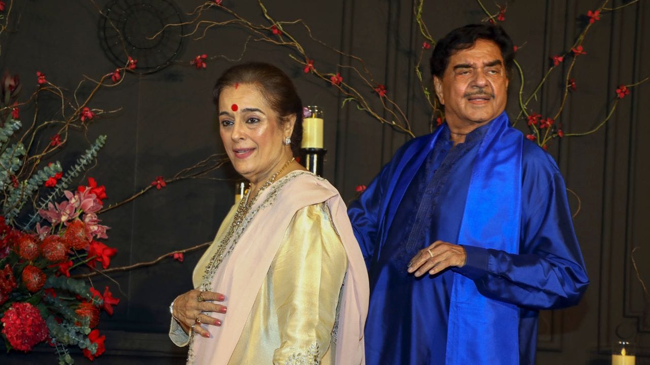 આમ મે મારા ઘરનું નામ રામાયણ રાખ્યું હતુ. ત્યારબાદ લગ્ન થયા. મારા ઘરે દીકરાઓનો જન્મ થયો તો. કેટલાક ફ્રેન્ડે કહ્યું ઘરમાં લવ અને કુશ આવ્યા છે. લોકોએ નામ સજેસ્ટ કર્યું અને મને પણ ગમ્યું આમ મે મારા ઘરનું નામ રામાયણ રાખ્યું હતુ.