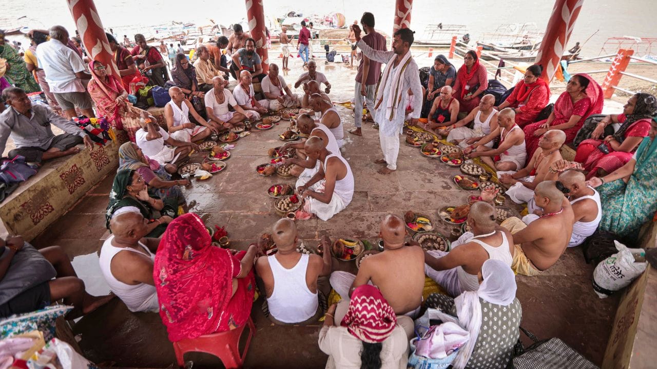ચાણોદ કરનાળી આ સ્થળ દક્ષિણ ગુજરાતના નર્મદા નદીના કિનારે આવેલું છે.  અહી નર્મદા, ઓરસંગ અને મુક્તા નદીનો ત્રિવેણી સંગમ આવેલો છે. પિતૃ પક્ષ દરમિયાન પૂર્વજોની આત્મશાંતિ માટે નર્મદા તટે પિંડદાન અને તર્પણ કરવામાં આવે છે.