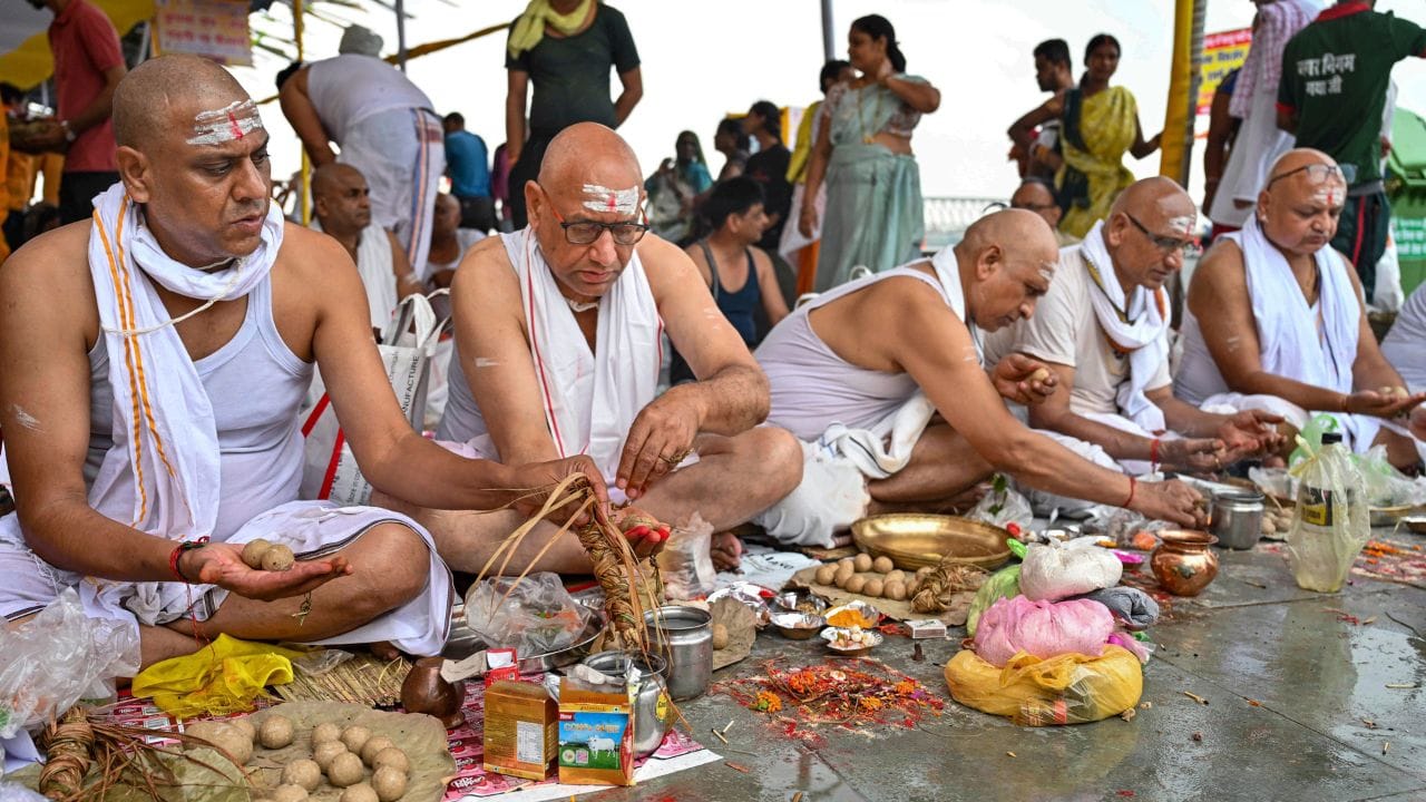 બિહાર રાજ્યમાં ફાલ્ગુ નદીના કિનારે મગધ ક્ષેત્રમાં સ્થિત બોધગયા, સૌથી પ્રાચીન અને પવિત્ર તીર્થસ્થાનોમાંનું એક છે, જ્યાં ઘણા લોકો તેમના પૂર્વજો માટે પિંડદાન (પૂજા) કરવા માટે જાય છે.