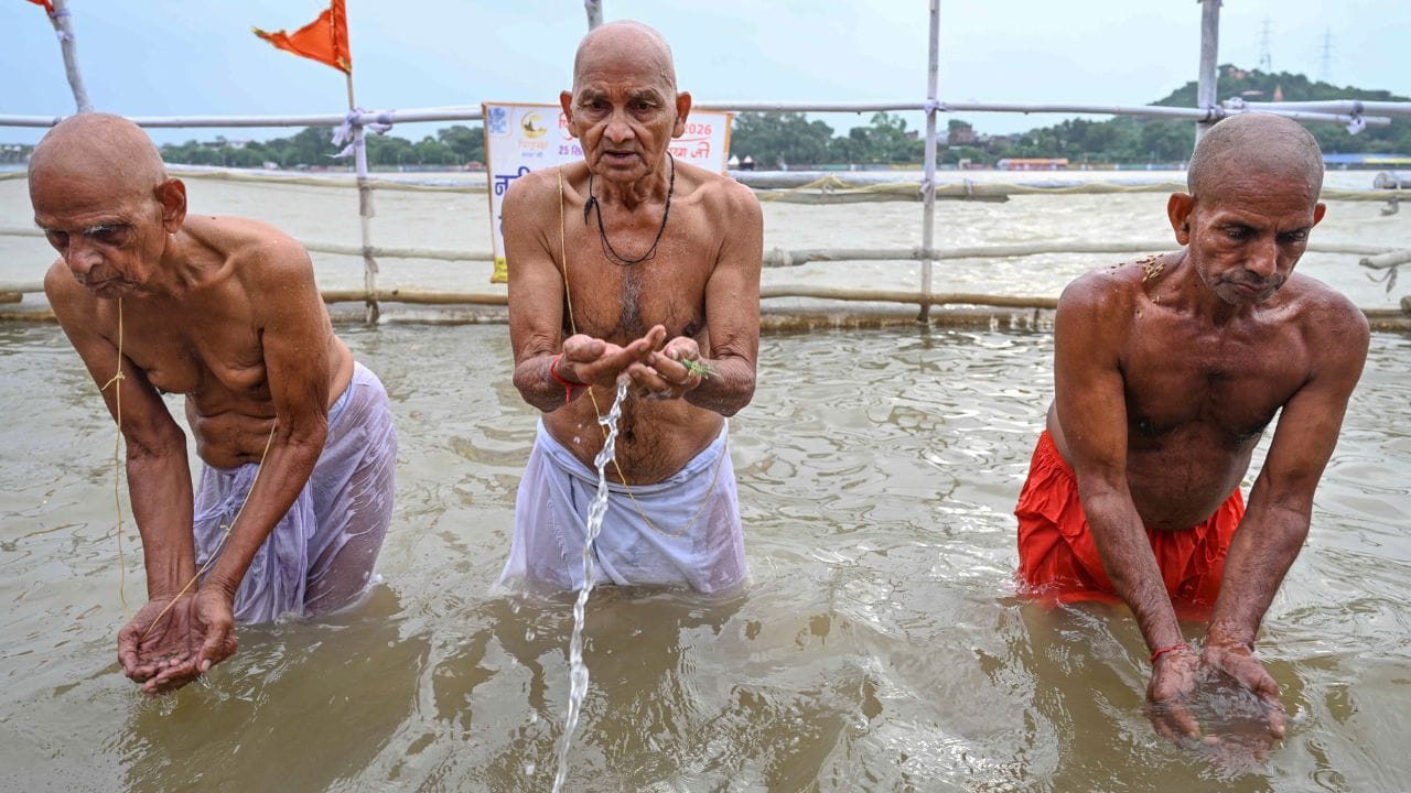 એવું માનવામાં આવે છે કે ભગવાન વિષ્ણુ પોતે અહીં પૂર્વજોના દેવતા તરીકે હાજર છે. અહીં કરવામાં આવતી પિંડદાન (પૂજા) 108 કુળો અને સાત પેઢીઓને મુક્તિ અપાવે છે. (All photo : PTI)