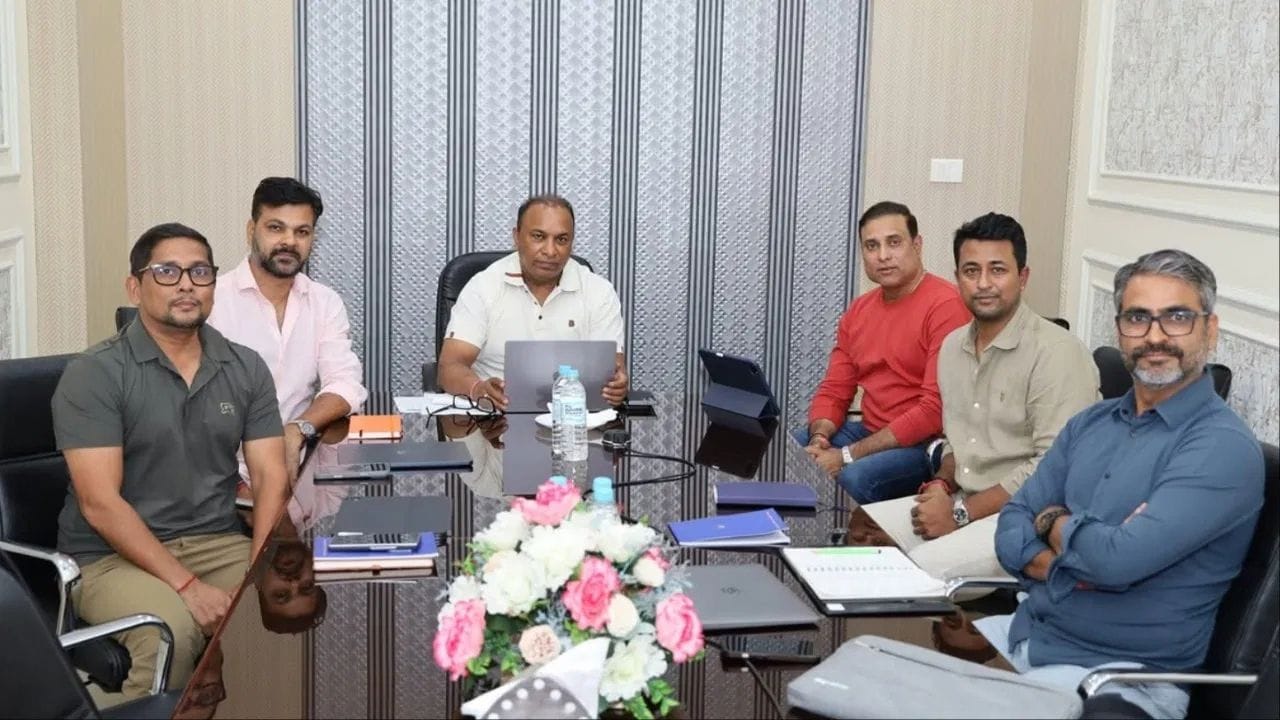 હવે સવાલ એ છે કે,લક્ષ્મણને સિલેક્શન મીટિંગમાં સામેલ કરવા પર નિર્ણય કેમ લેવામાં આવ્યો ?વેસ્ટ ઈન્ડિઝ વિરુદ્ધ ત્રીજી વનડે બાદ શુભમન ગિલને ઈજાગ્રસ્ત કારણે ખેલાડીની ગેરહાજરીને નિરાશાજનક ગણાવી છે.