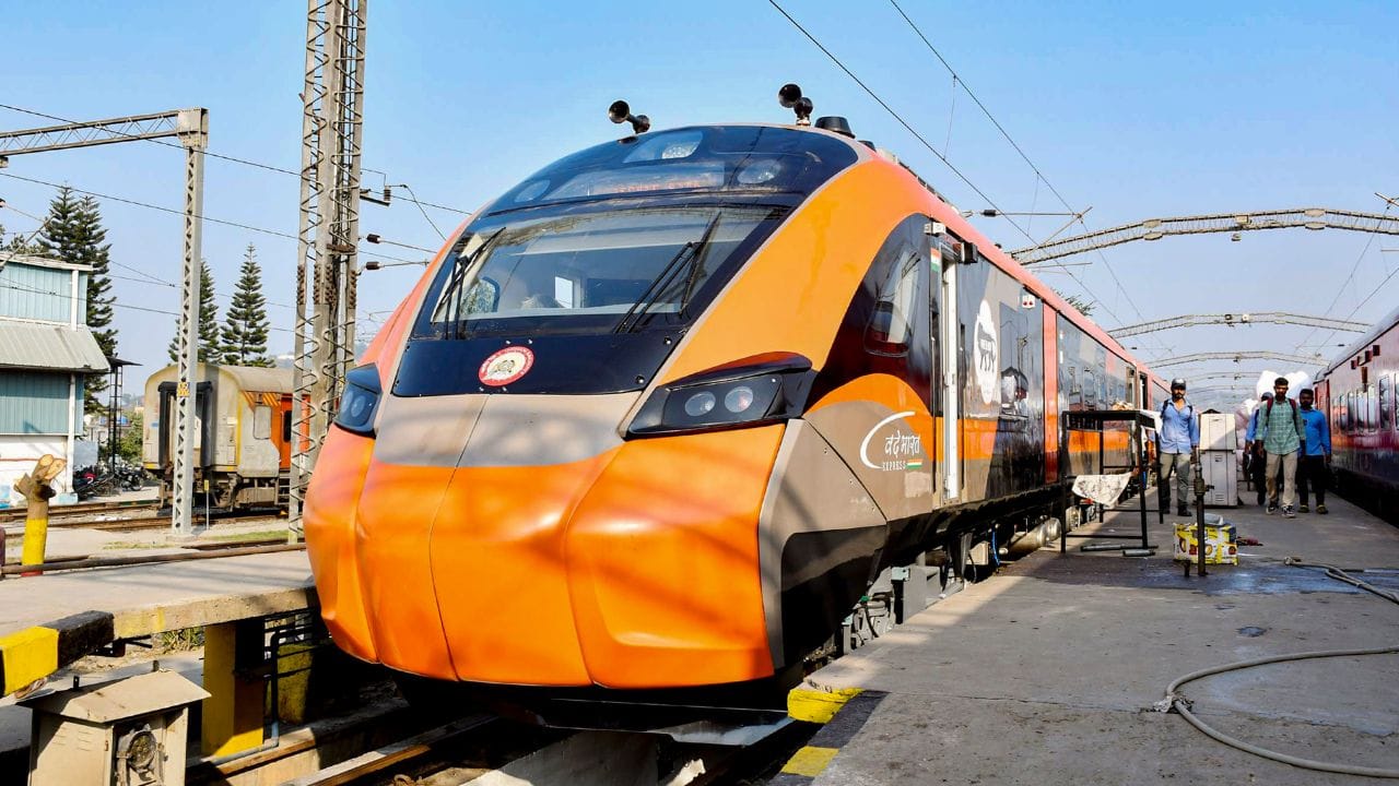 6,458 ચોરસ ફૂટ વિસ્તારમાં ફેલાયેલા ઇલેક્ટ્રિકલ સબસ્ટેશન બિલ્ડિંગનું બાંધકામ પૂર્ણ થઈ ગયું છે અને તેને રેલવેને સોંપવામાં આવ્યું છે