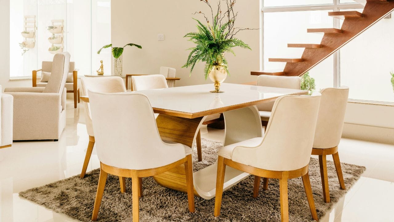 દરવાજાની સામે ડ્રેસિંગ ટેબલ ટાળો : ડ્રેસિંગ ટેબલને રૂમના દરવાજાની બરાબર સામે રાખવાનું પણ ટાળવું જોઈએ. વાસ્તુની માન્યતા ઉપરાંત વ્યવહારિક રીતે પણ દરવાજો ખોલતી વખતે કે રૂમમાં આવતાં-જતાં સમયે ટેબલ રસ્તામાં આવી શકે છે. તેથી તેને એવી જગ્યાએ રાખવું યોગ્ય છે જ્યાં અરીસાનો સરળતાથી ઉપયોગ થઈ શકે અને આવવા-જવા માટે પૂરતી જગ્યા રહે.
