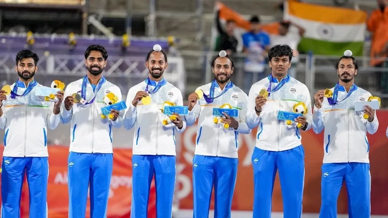 ભારતીય પુરુષ હોકી ટીમે પણ ગોલ્ડ મેડલ જીત્યો હતો. હોકી ઇન્ડિયાએ દરેક ખેલાડી માટે ₹11 લાખ અને સપોર્ટ સ્ટાફના દરેક સભ્ય માટે ₹5.5 લાખનું ઇનામ જાહેર કર્યું હતું. (PC: PTI)