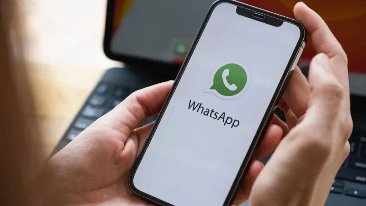 રિક્વેસ્ટ સબમિટ થયા પછી WhatsApp તરફથી પ્રક્રિયા આગળ વધારવામાં આવી શકે છે. આપેલી વિગતો અનુસાર, થોડા સમય પછી તે ડિવાઈસમાંથી એકાઉન્ટ લોગઆઉટ થઈ શકે છે, જેના પર કોઈ અન્ય વ્યક્તિએ તેને એક્ટિવ કર્યું હતું. ત્યારબાદ રિકવરી સંબંધિત એલર્ટ ઈમેલ દ્વારા મળી શકે છે. આ પછી તમારા ફોનમાં WhatsApp ઈન્સ્ટોલ કરી અથવા ફરીથી ખોલીને તમારો મોબાઈલ નંબર રજિસ્ટર કરવાનો રહેશે. હવે નંબર પર નવો OTP આવશે. આ OTP ને WhatsAppમાં દર્જ કર્યા પછી એકાઉન્ટનો એક્સેસ ફરીથી મેળવી શકાય છે.