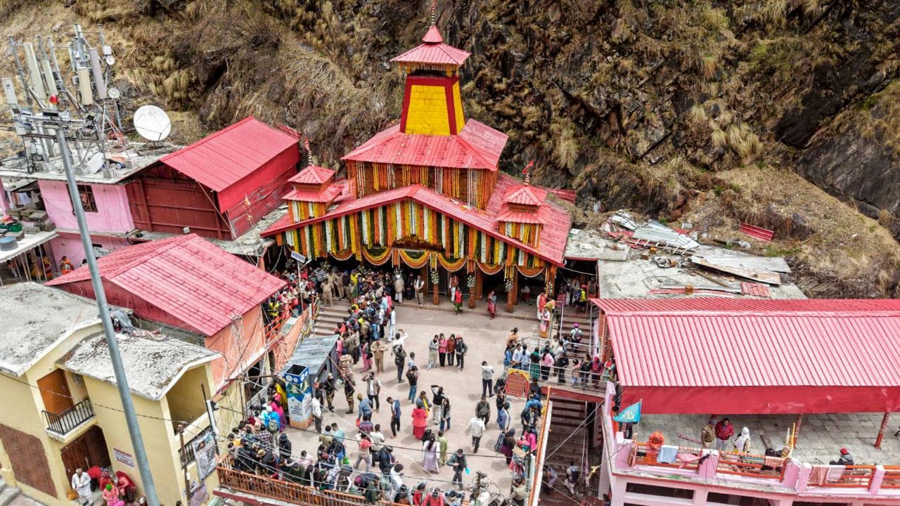 હિન્દુ ધર્મમાં ચારધામ યાત્રા (Char Dham Yatra )નું વિશેષ ધાર્મિક અને આધ્યાત્મિક મહત્વ માનવામાં આવે છે. ઉત્તરાખંડની ચારધામ યાત્રામાં યમુનોત્રી, ગંગોત્રી, કેદારનાથ અને બદ્રીનાથ ધામના દર્શન કરવામાં આવે છે. માન્યતા છે કે, આ પવિત્ર ધામની યાત્રા કરવાથી વ્યક્તિને આધ્યાત્મિક શાંતિ મળે છે.