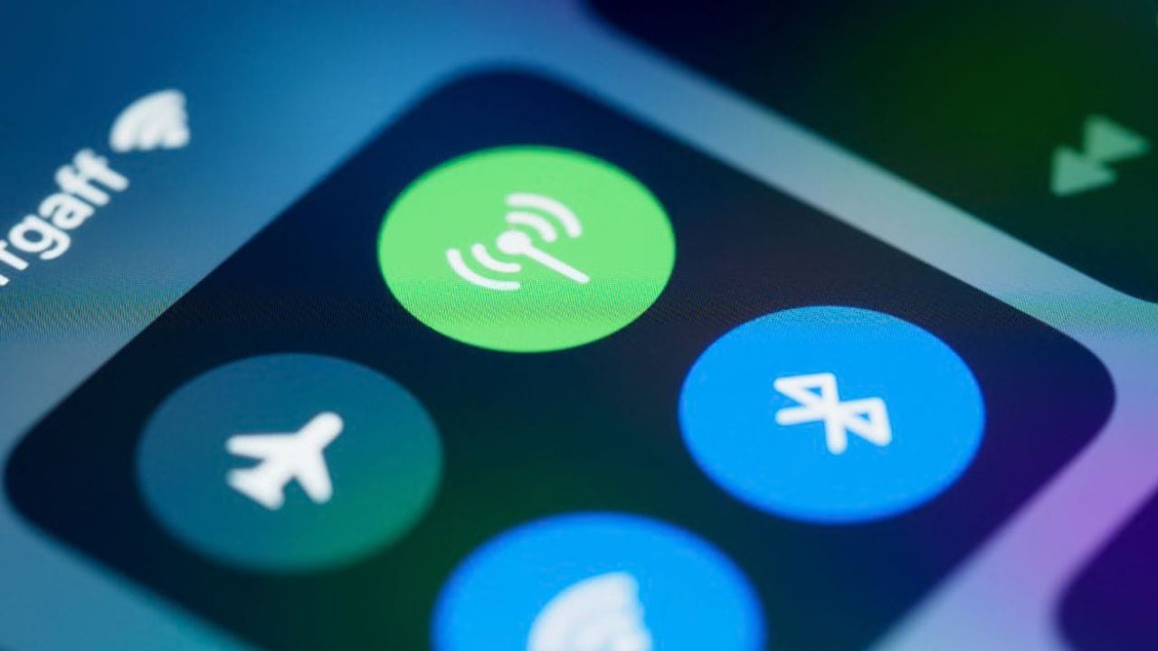 નકલી Wi-Fi હોટસ્પોટથી સાવધ રહો : સાયબર ગુનેગારો ઘણીવાર અજાણતામાં ફસાઈ જતા વપરાશકર્તાઓને છેતરવા માટે નકલી Wi-Fi હોટસ્પોટ બનાવે છે, જે અસલી જેવા જ દેખાય છે. ઉદાહરણ તરીકે, તેઓ "Airport Free Wi-Fi" અથવા "Hotel Guest Wi-Fi" જેવા નામથી કોઈ બનાવટી નેટવર્ક ઊભું કરી શકે છે.