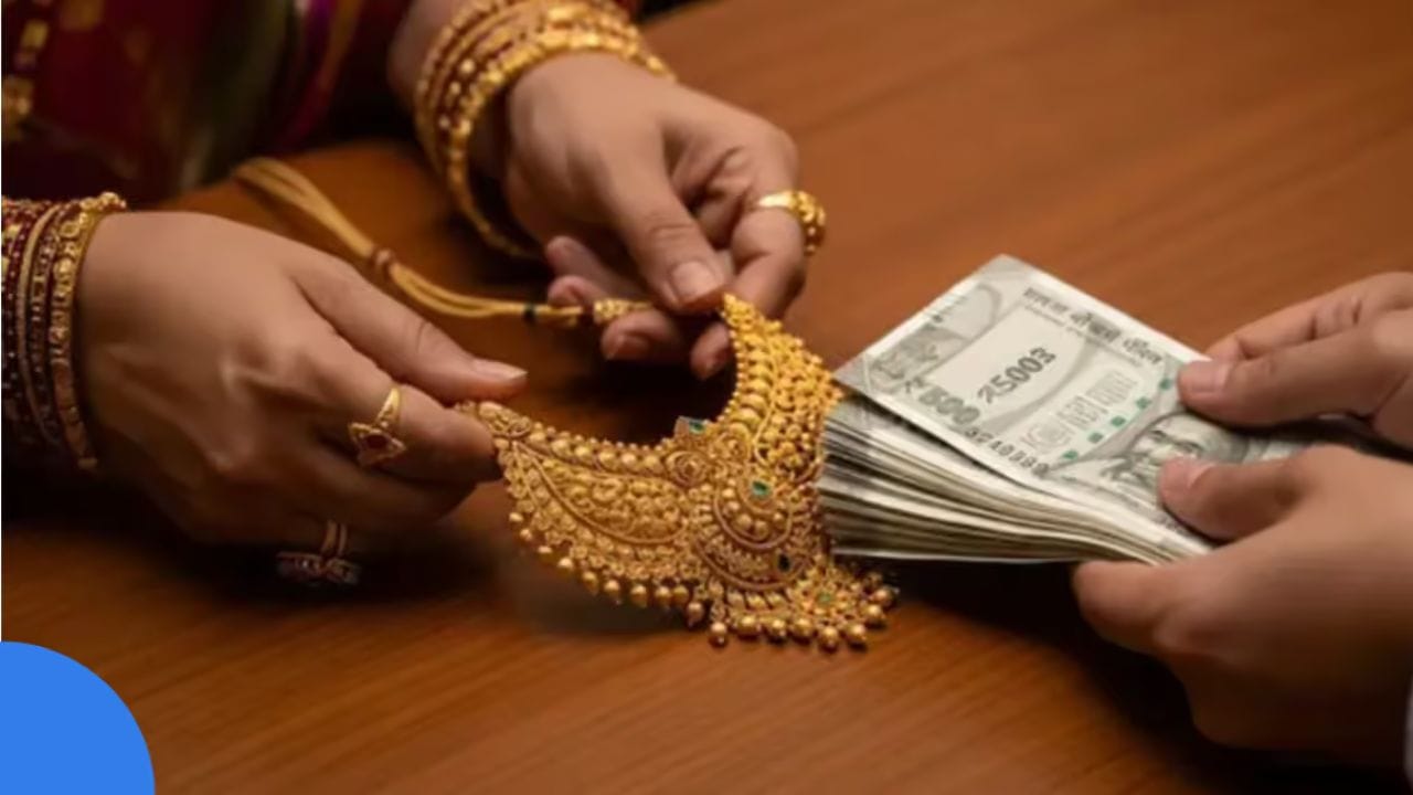 શું હરાજી પહેલાં દાગીના પાછા મેળવી શકાય છે? : નિષ્ણાતોના મતે, ગીરો મૂકેલા દાગીનાનું વેચાણ પારદર્શક હરાજી પ્રક્રિયા દ્વારા જ થવું જોઈએ. ધિરાણકર્તા પોતાની નિર્ધારિત પ્રક્રિયાઓને બાજુ પર મૂકીને મનસ્વી રીતે દાગીના વેચી શકતા નથી. જો ગ્રાહક હરાજી પૂર્ણ થાય તે પહેલાં બાકી રકમ અને લાગુ પડતા શુલ્કો ચૂકવી દે, તો તેઓ તેમના દાગીના પાછા મેળવી શકે છે; જો કે, એકવાર હરાજીની પ્રક્રિયા પૂર્ણ થઈ જાય, પછી દાગીના પાછા મેળવવાનો અધિકાર ગુમાવી શકાય છે.