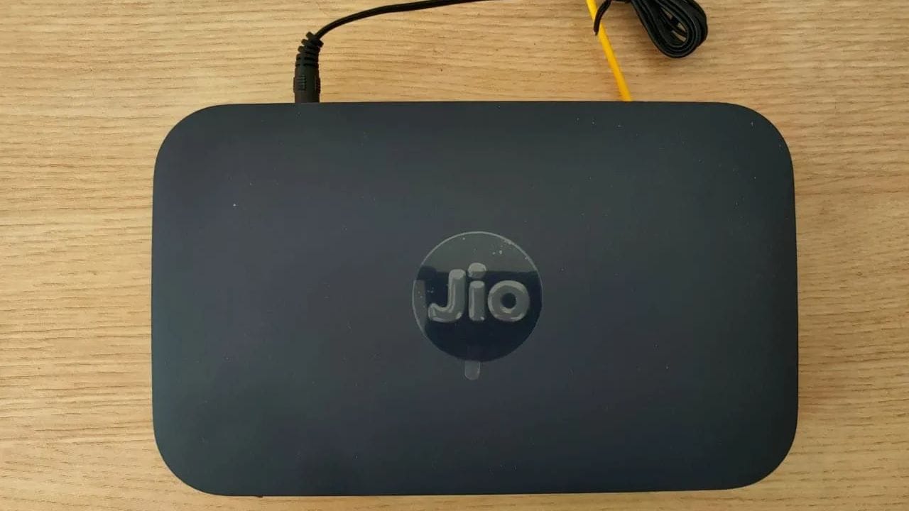 8,888 રૂપિયાના પ્લાનમાં શું શું મળે છે? : JioFiber ની આ ઓફર 8,888 રૂપિયાના વાર્ષિક રિચાર્જ પ્લાન પર લાગુ થાય છે. સામાન્ય રીતે, આ પ્લાનમાં 12 મહિનાની વેલિડિટી મળે છે, પરંતુ વર્ષગાંઠની ઓફરના ભાગરૂપે કંપની વધારાના 4 મહિના આપી રહી છે. પરિણામે, ગ્રાહકોને એક વર્ષના રિચાર્જની કિંમતમાં કુલ 16 મહિનાની સેવા મળે છે. આ હિસાબે, માસિક ખર્ચ લગભગ 500 રૂપિયા જેટલો થાય છે.