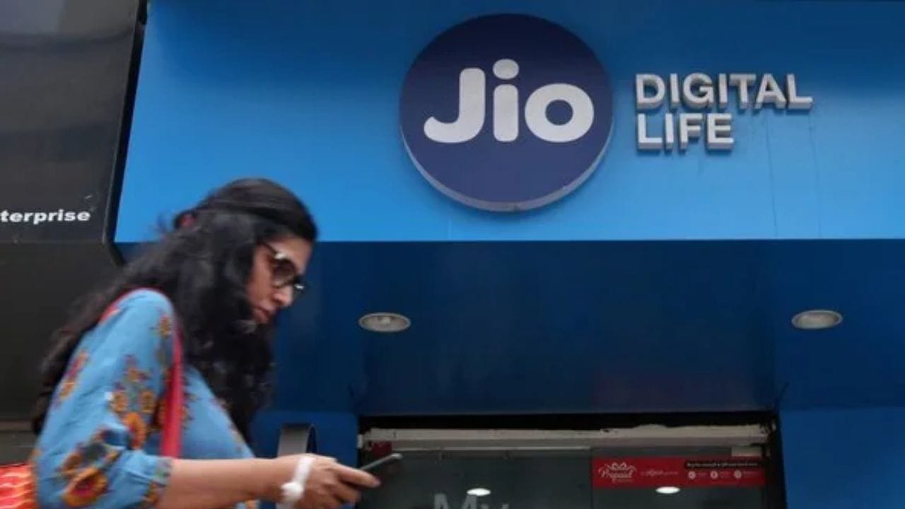 30Mbps ઇન્ટરનેટ સ્પીડ : આ પ્લાનમાં 30Mbps ની ઇન્ટરનેટ સ્પીડ મળે છે. જે યુઝર્સની જરૂરિયાતો સામાન્ય વેબ બ્રાઉઝિંગ, વિડિયો સ્ટ્રીમિંગ અને રોજિંદા ઘરગથ્થુ કાર્યો પૂરતી મર્યાદિત છે, તેમના માટે આ સ્પીડ પૂરતી છે. ઇન્ટરનેટ ઉપરાંત, આ પ્લાનમાં વોઇસ કોલિંગ અને અન્ય લાભો પણ સામેલ છે.
