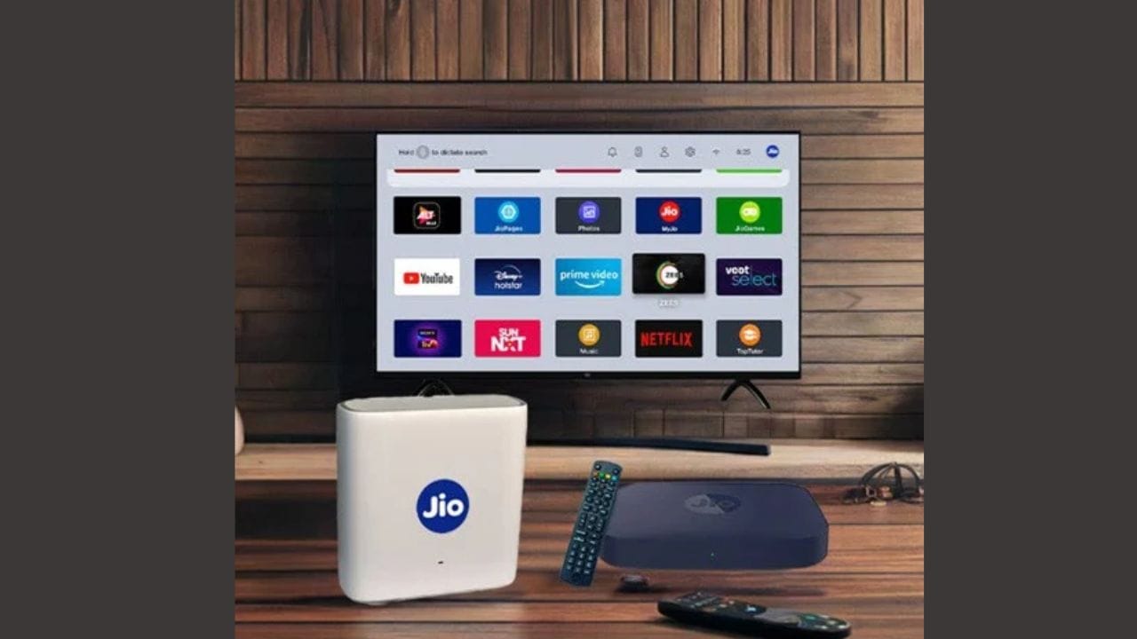 Fiber અને AirFiber માટે ડેટા મર્યાદા : કનેક્શનના પ્રકારના આધારે ડેટા મર્યાદા અલગ-અલગ હોય છે. AirFiber કનેક્શનમાં માસિક 1,000GB ની મર્યાદા હોય છે, જ્યારે JioFiber (વાયર્ડ) કનેક્શનમાં માસિક 3,300GB ની મર્યાદા મળે છે. બીજા શબ્દોમાં કહીએ તો, સ્ટાન્ડર્ડ Fiber કનેક્શન ધરાવતા ગ્રાહકોને વધુ ડેટા મર્યાદાનો લાભ મળે છે. 12 થી વધુ OTT એપ્સનો એક્સેસ: Jio નો આ બ્રોડબેન્ડ પ્લાન માત્ર ઇન્ટરનેટ જ નહીં, પરંતુ અનેક OTT પ્લેટફોર્મ્સનું સબસ્ક્રિપ્શન પણ પ્રદાન કરે છે. તે Amazon Prime Lite, JioHotstar, SonyLIV, ZEE5, SunNXT, Hoichoi, Discovery+, TimesPlay, TarangPlus, Eros Now, Lionsgate Play, ShemarooMe અને ETV Win સહિત 12થી વધુ OTT સેવાઓનો એક્સેસ આપે છે.