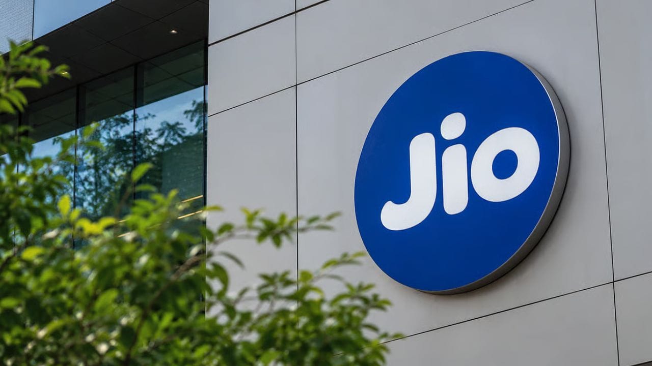 રિલાયન્સ Jio તેના લાખો ગ્રાહકો માટે વિવિધ પ્રકારના રિચાર્જ પ્લાન્સ ઓફર કરે છે; આ પ્લાન્સ માત્ર મોબાઈલ ડેટા જ નહીં, પરંતુ વ્યાપક OTT અને AI સેવાઓ પણ પૂરી પાડે છે.