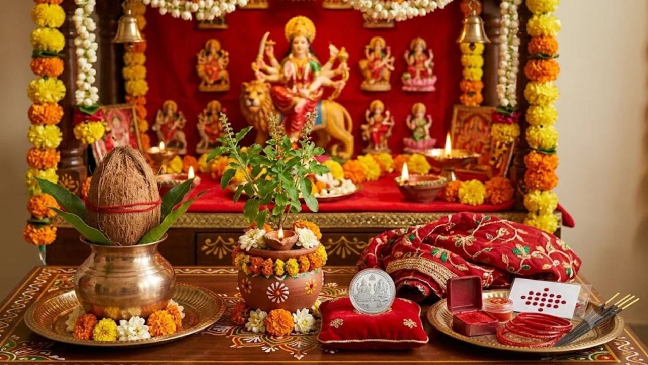શરદીય નવરાત્રીનો પવિત્ર તહેવાર રવિવાર, 11 ઓક્ટોબરથી શરૂ થયો છે. નવરાત્રીના નવ દિવસો દરમિયાન દેવી દુર્ગાના નવ વિવિધ સ્વરૂપોની પૂજા કરવામાં આવે છે. ધાર્મિક માન્યતાઓ અનુસાર, આ સમયગાળા દરમિયાન કેટલીક શુભ વસ્તુઓ ઘરે લાવવી લાભદાયક માનવામાં આવે છે. એવું માનવામાં આવે છે કે આ વસ્તુઓ ઘરમાં સકારાત્મકતા, સુખ અને સમૃદ્ધિ લાવે છે. જો તમે આ શરદ નવરાત્રિમાં તમારા ઘર માટે કંઈક ખરીદવાનું વિચારી રહ્યા હોવ, તો તમે તમારી યાદીમાં આ વસ્તુઓનો સમાવેશ કરવાનું વિચારી શકો છો.