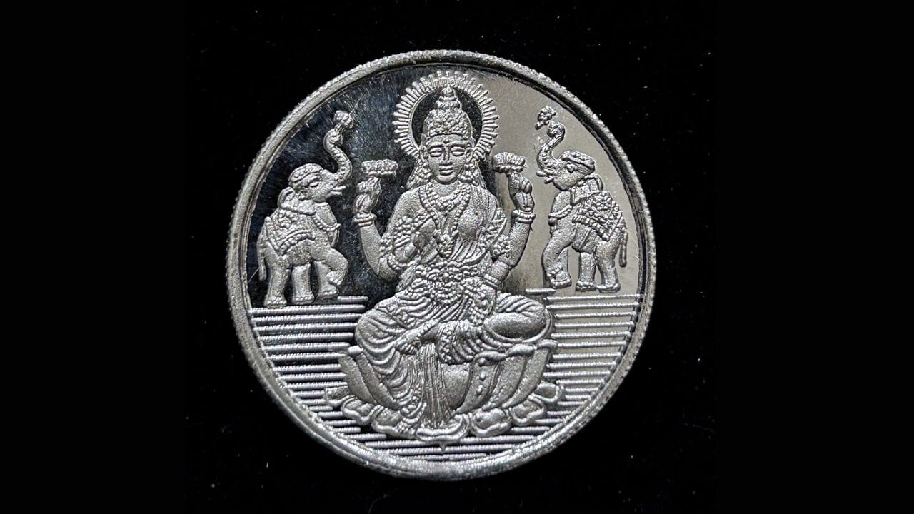 ચાંદીનો સિક્કો : નવરાત્રિ દરમિયાન ચાંદીનો સિક્કો ખરીદવો શુભ માનવામાં આવે છે. તમે દેવી લક્ષ્મી અથવા ભગવાન ગણેશની છબીવાળો સિક્કો પસંદ કરી શકો છો અને પૂજા દરમિયાન તેને તમારા ઘરના પૂજાસ્થાનમાં મૂકી શકો છો. ધાર્મિક માન્યતાઓ અનુસાર, આનાથી ઘરમાં સંપત્તિ અને સમૃદ્ધિ જળવાઈ રહે છે.