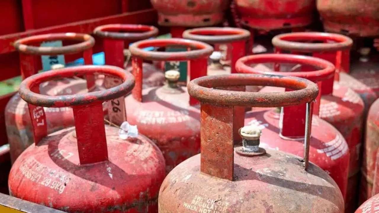 સરકારી ઓઈલ કંપનીઓ દર મહિનાની શરૂઆતમાં LPG સિલિન્ડરના ભાવની સમીક્ષા કરે છે. કોમર્શિયલ LPG સિલિન્ડરના દરોમાં થતો કોઈપણ ફેરફાર રેસ્ટોરન્ટ, હોટલ અને અન્ય વ્યવસાયોને અસર કરી શકે છે, જેઓ તેમના રોજિંદા કામકાજ માટે LPG પર નિર્ભર છે. જોકે, 29 મી ઓક્ટોબર સુધીમાં, 1લી નવેમ્બર, 2026 માટે LPGના ભાવમાં કોઈ ફેરફાર અંગે સત્તાવાર જાહેરાત કરવામાં આવી નથી. ગ્રાહકોને સલાહ આપવામાં આવે છે કે તેઓ નવો સિલિન્ડર બુક કરાવતા પહેલા તેમના LPG વિતરક (distributor) દ્વારા જાહેર કરાયેલા નવીનતમ દરો તપાસી લે.