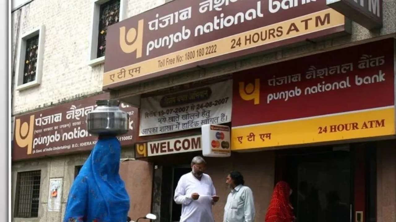 પંજાબ નેશનલ બેંક (PNB) 1લી નવેમ્બરથી તેની ક્રેડિટ કાર્ડ સેવા શુલ્કમાં ફેરફાર લાગુ કરશે. નવી ફી માળખા હેઠળ, પાત્ર 'વિઝા' (Visa) અને 'રૂપે' (RuPay) ક્રેડિટ કાર્ડ્સ પર રિવોર્ડ પોઈન્ટ્સ રિડીમ (redeem) કરવાની વિનંતીઓ માટે રુપિયા 99 નો ચાર્જ લાગશે. એક બિલિંગ સાયકલમાં રુપિયા 50,000 થી વધુના યુટિલિટી બિલ (જેમ કે વીજળી, પાણી વગેરેના બિલ) ચૂકવવા પર, કુલ ચૂકવણી રકમના 1 % જેટલી ફી વસૂલવામાં આવશે, જે પ્રતિ ટ્રાન્ઝેક્શન મહત્તમ રુપિયા 2,000 સુધી મર્યાદિત રહેશે. બેંકે રોકડ ઉપાડ (cash withdrawal) માટેની ફી અને મોડા પેમેન્ટ (late payment) પરના ચાર્જમાં પણ સુધારો કર્યો છે. લાગુ પડતો GST અલગથી વસૂલવામાં આવશે. કાર્ડધારકોએ તેમના કાર્ડ પર લાગુ થતા શુલ્ક વિશે વિગતવાર માહિતી મેળવવા માટે PNB (પીએનબી) ના સુધારેલા ફી માળખા (fee schedule) ને જોઈ લેવું જોઈએ.