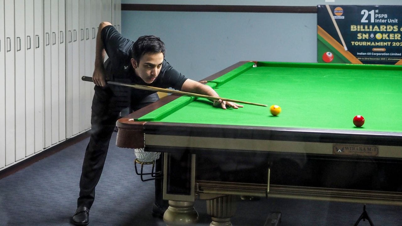 World Billiards Championship title: ભારતના પંકજ અડવાણી ફરીથી બિલિયર્ડસમાં વર્લ્ડ ચેમ્પિયન બન્યો છે. તેમણે આ સફળતા વર્લ્ડ બિલિયર્ડસ ચેમ્પિયનશીપ 2026ના ખિતાબ પછી પોતાના નામે નોંધાવી છે. 2014 પછી પહેલી વખત છે. જ્યારે પંકજ અડવાણીએ વર્લ્ડ બિલિયર્ડસનું ટાઈટલ જીત્યું છે.