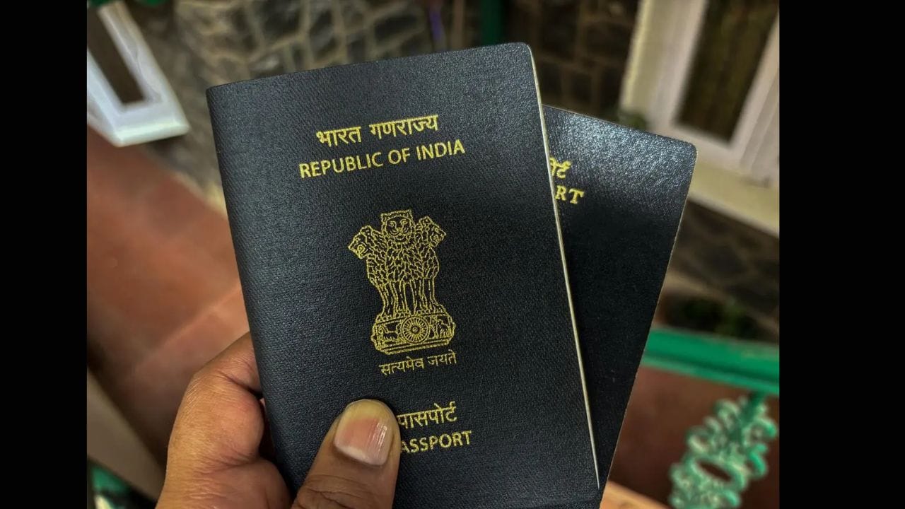 વધુમાં, પાસપોર્ટ ફરીથી મેળવવા (re-issuing), પોલીસ ક્લિયરન્સ સર્ટિફિકેટ માટે અરજી કરવા અથવા તમારો પાસપોર્ટ ક્યારે મોકલવામાં આવ્યો (dispatch) તે જાણવા જેવી વિવિધ પ્રક્રિયાઓ માટે તમારા રજિસ્ટર્ડ ફોન નંબર પર આવતા OTP (વન-ટાઇમ પાસવર્ડ) ની જરૂર પડે છે. જો તમારો ચાલુ ફોન નંબર લિંક કરેલો ન હોય, તો તમને સમયસરની માહિતી—જેમ કે પાસપોર્ટ રિન્યુઅલ માટેની ચેતવણીઓ—મળી શકશે નહીં, જેના પરિણામે તમારો પાસપોર્ટ રદ પણ થઈ શકે છે.