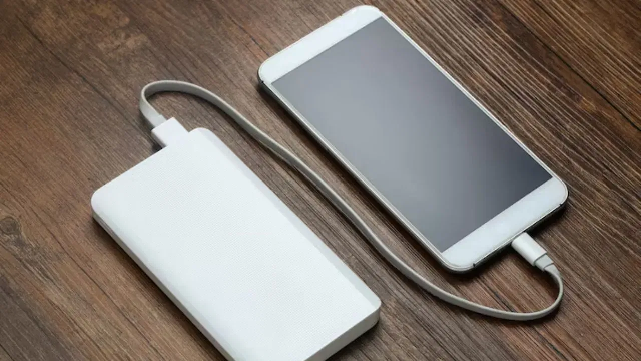 એટલું જ નહીં; તમારો USB 2.0-આધારિત Type-C પોર્ટ બાહ્ય મોનિટરને પણ સપોર્ટ કરતો નથી. આનો અર્થ એ છે કે તમે તમારા ઉપકરણને ડિસ્પ્લે સાથે જોડીને તેને કમ્પ્યુટરની જેમ વાપરી શકતા નથી.
