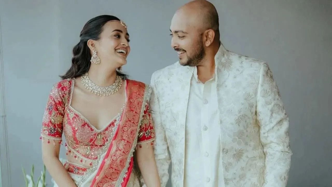લાંબા સમયથી ભારતીય ક્રિકેટ ટીમની બહાર રહેલા પૃથ્વી શો ફરી એકવાર પોતાના અંગત જીવનને કારણે ચર્ચામાં છે. ગયા મહિને પોતાની મંગેતર અને અભિનેત્રી આકૃતિ અગ્રવાલ સાથે સગાઈનો અંત જાહેર કર્યા પછી, બંનેએ હવે પોતાના સંબંધોને બીજી તક આપવાનું નક્કી કર્યું છે.