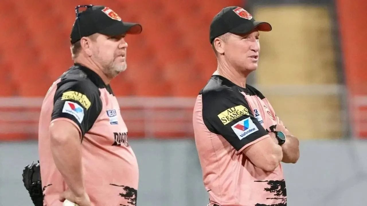 પંજાબ કિંગ્સ માટે IPL 2027 પહેલા કોચિંગ સ્ટાફમાં મોટા ફેરફાર થઈ રહ્યા છે. ટીમના બે કોચ બ્રેડ હેડિન અને જેમ્સ હોપ્સે ટીમથી અલગ થવાનો નિર્ણય લીધો છે.