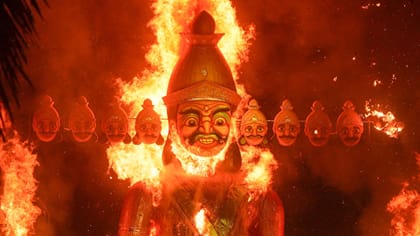 રાવણ દહન પછી રાખ કેમ ઘરે લાવવામાં આવે છે? જાણો તેની પાછળનું રહસ્ય