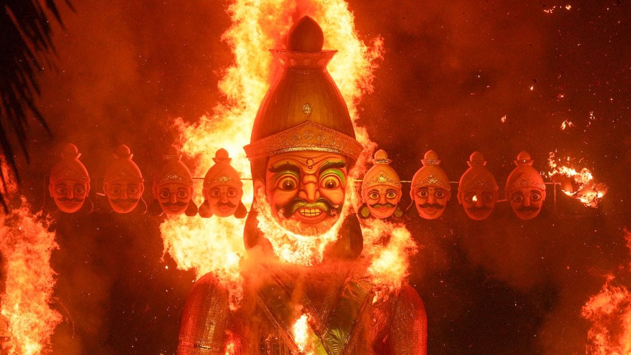 રાવણ દહન પછી રાખ કેમ ઘરે લાવવામાં આવે છે? જાણો તેની પાછળનું રહસ્ય