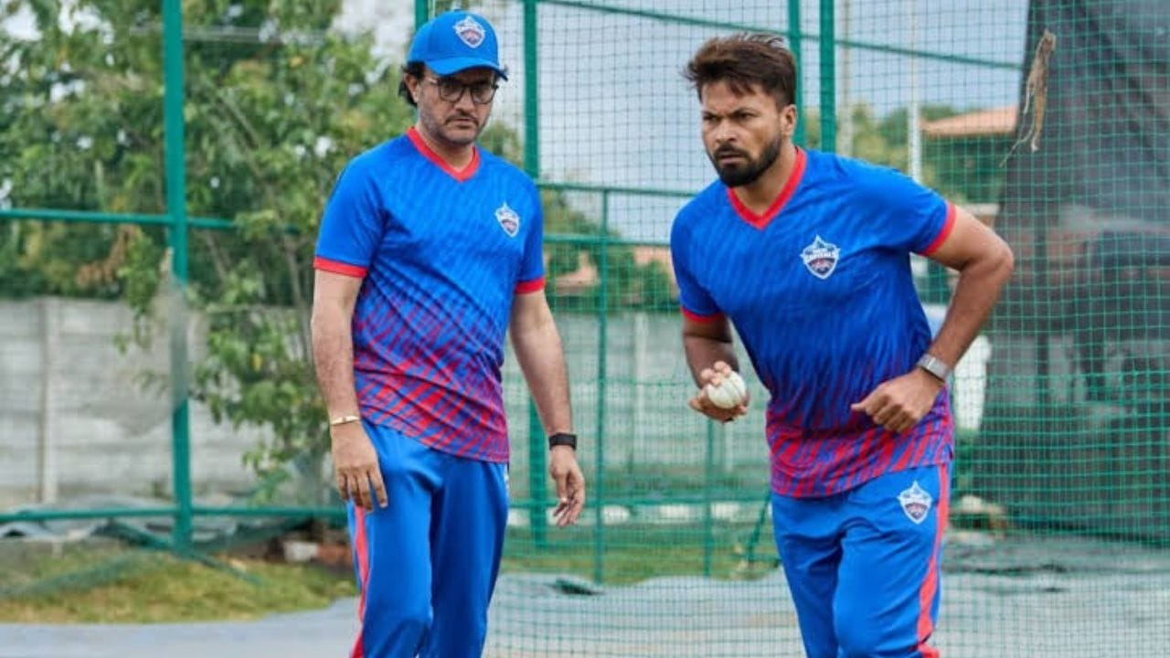 સૌરવ ગાંગુલી 2019 થી દિલ્હી ફ્રેન્ચાઇઝી સાથે સંકળાયેલો છે. તેણે શરૂઆતમાં મેન્ટર તરીકે સેવા આપી હતી, ત્યારબાદ તેમને દિલ્હી કેપિટલ્સની પુરુષ અને મહિલા બંને ટીમો માટે ક્રિકેટ ડિરેક્ટર તરીકે નિયુક્ત કરવામાં આવ્યો હતો.